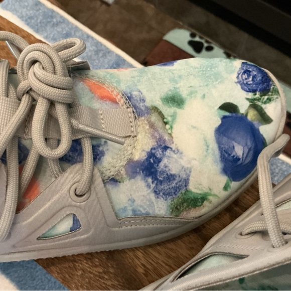 Reebok Blue and Pink Athletic Shoes with Artistic Design! Sz. 6! - Picture 5 of 7